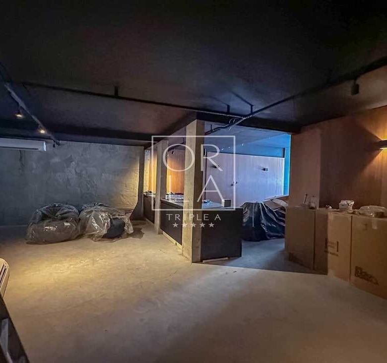 Corredor interno com iluminação pontual em casa de alto padrão no Aldeia do Vale.