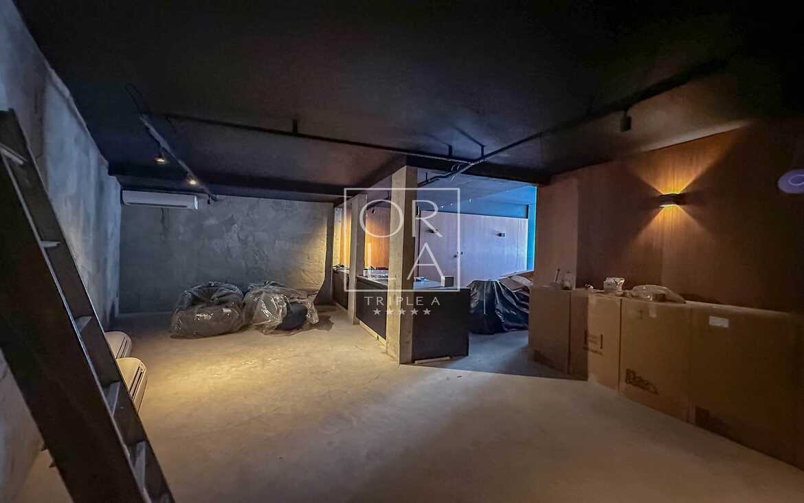 Corredor interno com iluminação pontual em casa de alto padrão no Aldeia do Vale.