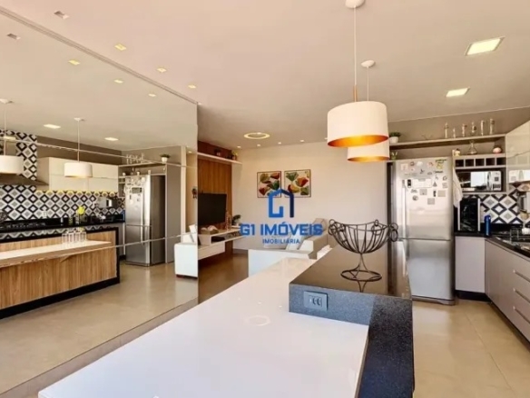 Cozinha integrada e sala de estar moderna refletidas em um grande espelho de parede inteira no Residencial Auge.