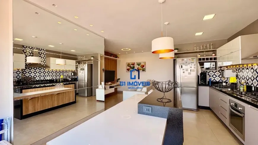 Cozinha integrada e sala de estar moderna refletidas em um grande espelho de parede inteira no Residencial Auge.