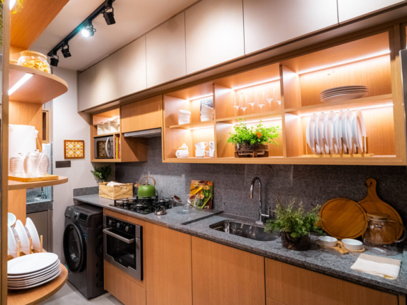 Cozinha moderna com armários em madeira, iluminação embutida em prateleiras e utensílios organizados no Now 111.