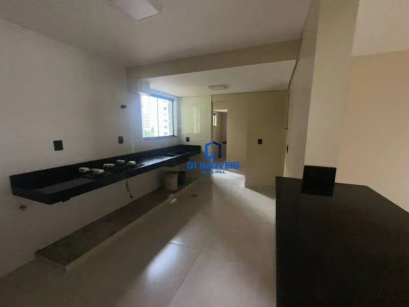 Cozinha vazia com bancada preta em apartamento residencial calamares.