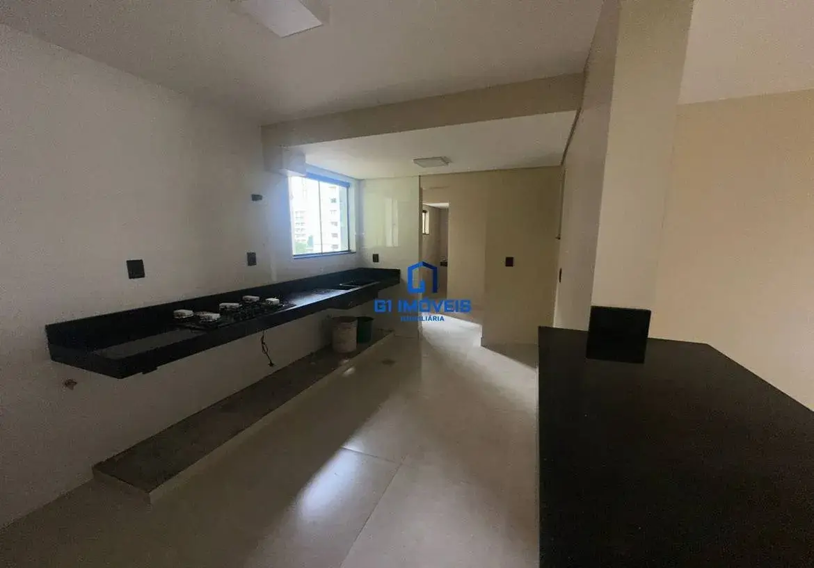 Cozinha vazia com bancada preta em apartamento residencial calamares.