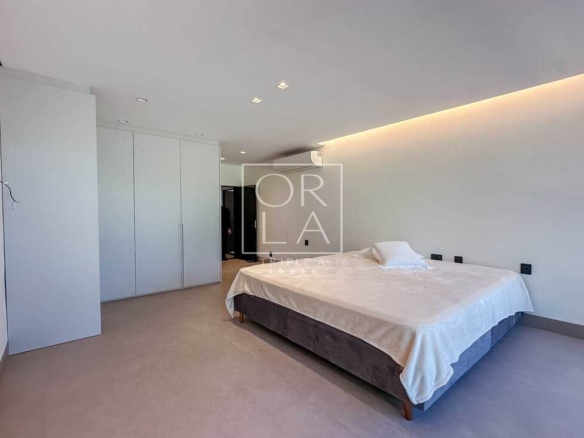 Interior de dormitório amplo com armários embutidos e piso em porcelanato no Aldeia do Vale.