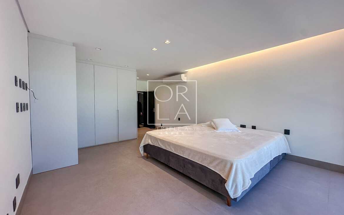 Interior de dormitório amplo com armários embutidos e piso em porcelanato no Aldeia do Vale.