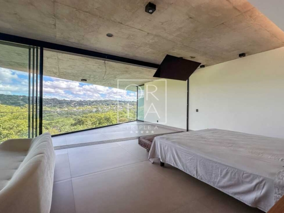 Amplo dormitório com vista para área verde preservada no Aldeia do Vale.