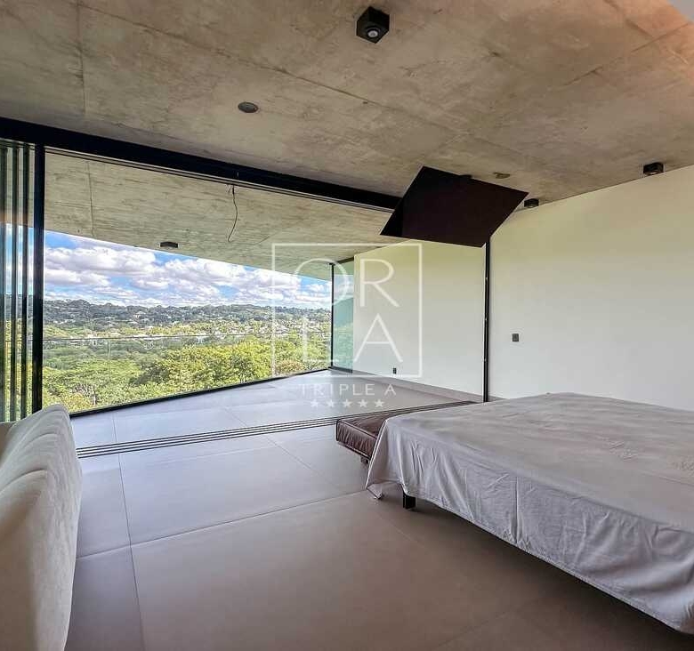 Amplo dormitório com vista para área verde preservada no Aldeia do Vale.