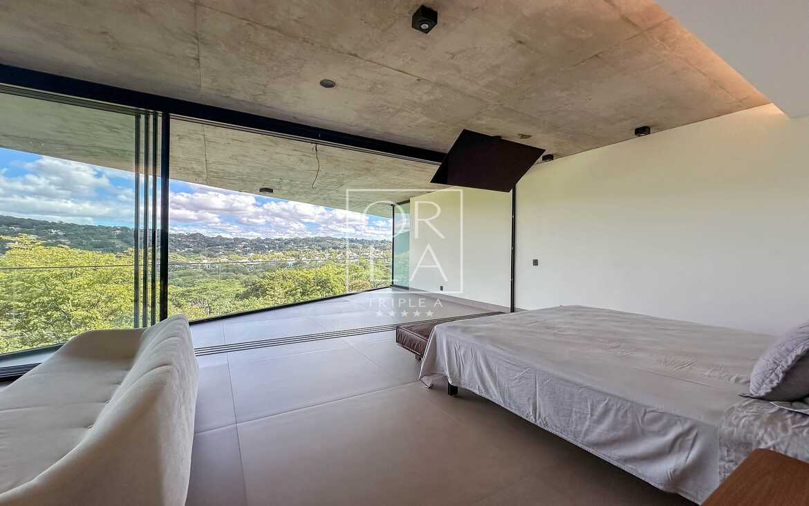 Amplo dormitório com vista para área verde preservada no Aldeia do Vale.