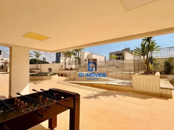 Espaço de lazer ao ar livre do prédio com mesa de pebolim (totó) e rampa de acessibilidade.