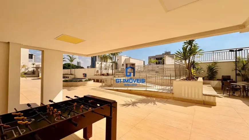 Espaço de lazer ao ar livre do prédio com mesa de pebolim (totó) e rampa de acessibilidade.