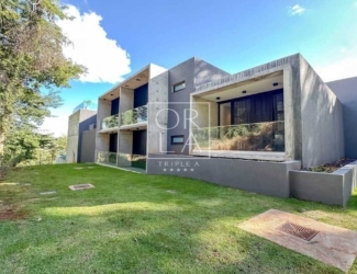 Fachada de casa moderna com arquitetura contemporânea no condomínio Aldeia do Vale.