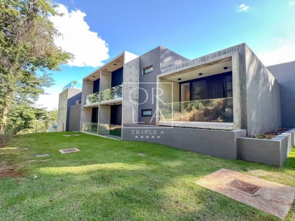 Fachada de casa moderna com arquitetura contemporânea no condomínio Aldeia do Vale.