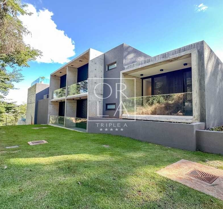 Fachada de casa moderna com arquitetura contemporânea no condomínio Aldeia do Vale.