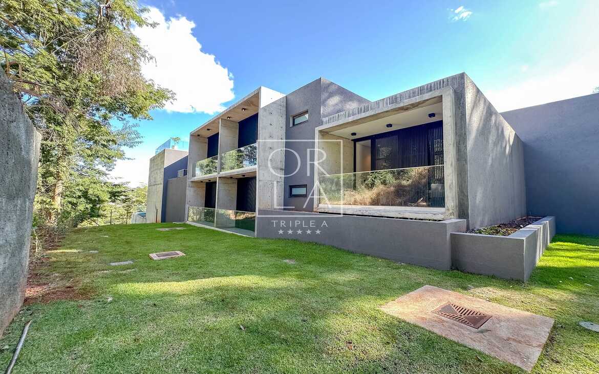 Fachada de casa moderna com arquitetura contemporânea no condomínio Aldeia do Vale.
