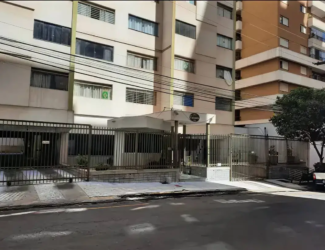 Fachada de prédio residencial calamares com portão de grade e entrada segura.