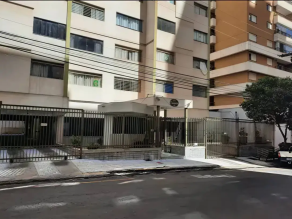 Fachada de prédio residencial calamares com portão de grade e entrada segura.