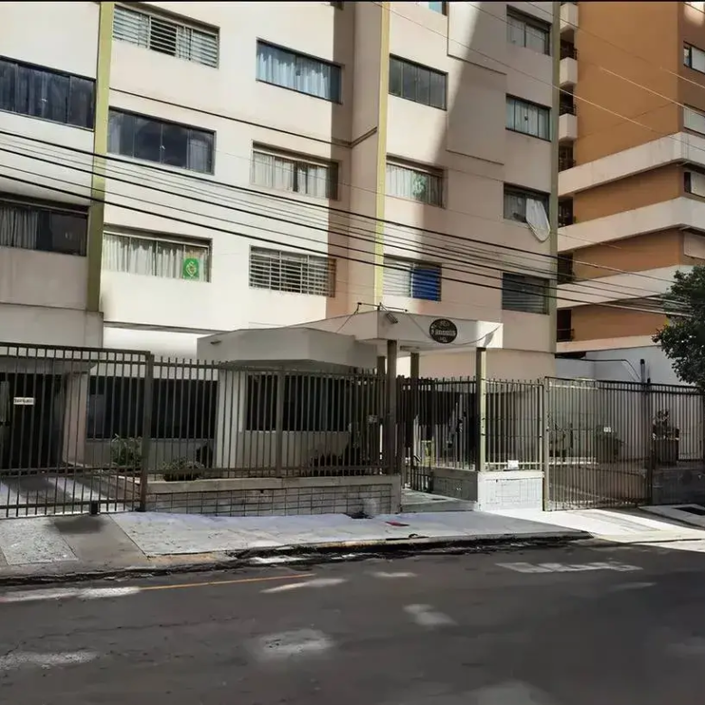 Fachada de prédio residencial calamares com portão de grade e entrada segura.