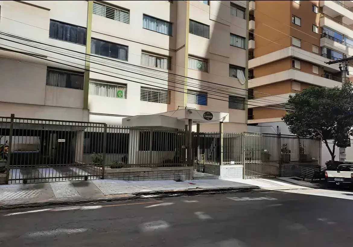 Fachada de prédio residencial calamares com portão de grade e entrada segura.