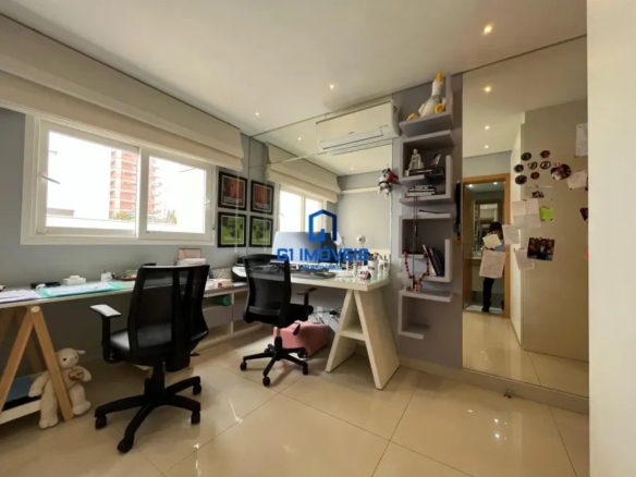 Escritório planejado com duas estações de trabalho e prateleiras cinzas.