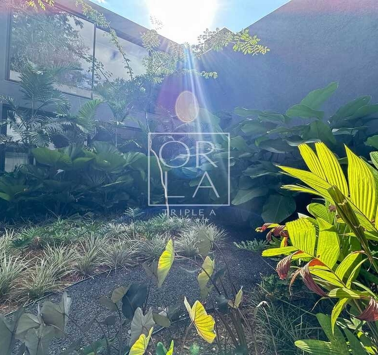 Jardim de inverno com paisagismo tropical em casa de luxo no Aldeia do Vale.