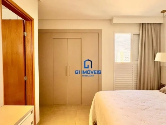 Vista da entrada do quarto principal mostrando a marcenaria planejada e a circulação interna do ambiente.