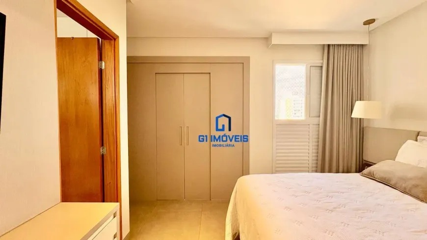 Vista da entrada do quarto principal mostrando a marcenaria planejada e a circulação interna do ambiente.