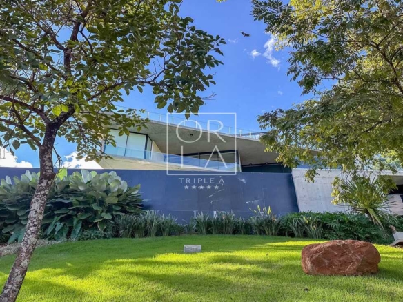 Projeto de paisagismo com árvores nativas e jardim planejado no Aldeia do Vale.