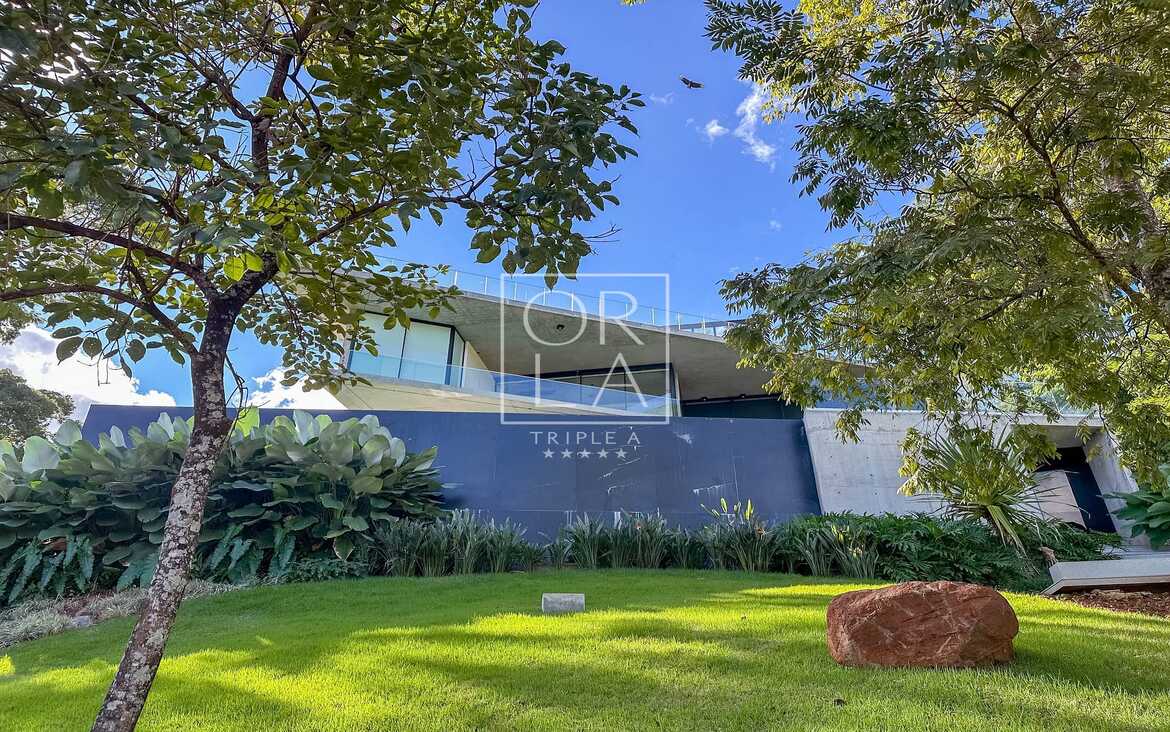 Projeto de paisagismo com árvores nativas e jardim planejado no Aldeia do Vale.