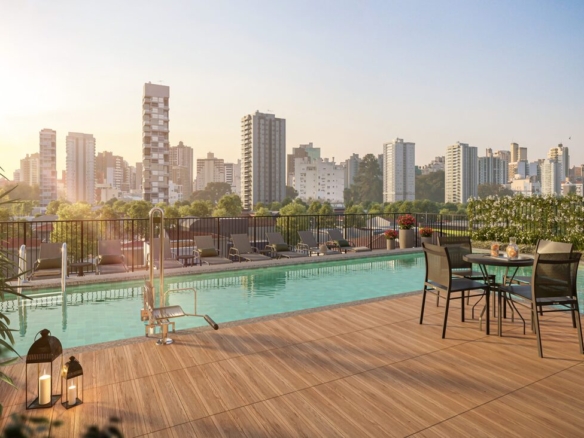 Piscina no rooftop com deck de madeira, espreguiçadeiras e vista panorâmica da cidade no Now 111.