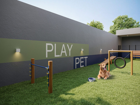 Espaço Play Pet com gramado, obstáculos para cães e um Golden Retriever descansando ao sol.