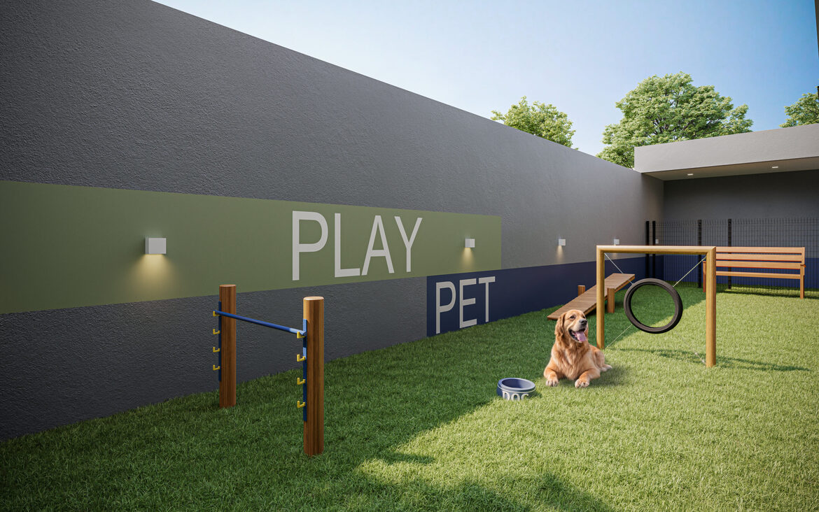 play-pet-area-cachorro Espaço Play Pet com gramado, obstáculos para cães e um Golden Retriever descansando ao sol.