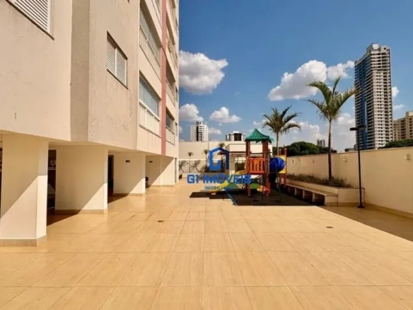 Playground infantil externo com brinquedos coloridos e piso emborrachado de segurança no Residencial Auge.