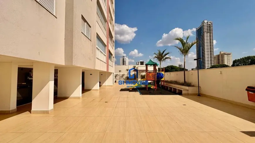 Playground infantil externo com brinquedos coloridos e piso emborrachado de segurança no Residencial Auge.