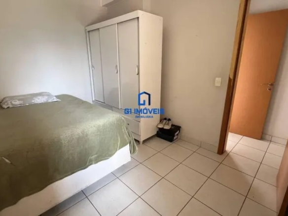 Quarto de casal com guarda-roupa branco e piso cerâmico claro no Condomínio Paysage.