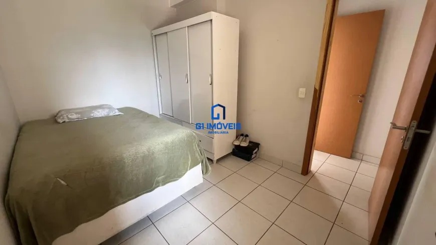 Quarto de casal com guarda-roupa branco e piso cerâmico claro no Condomínio Paysage.