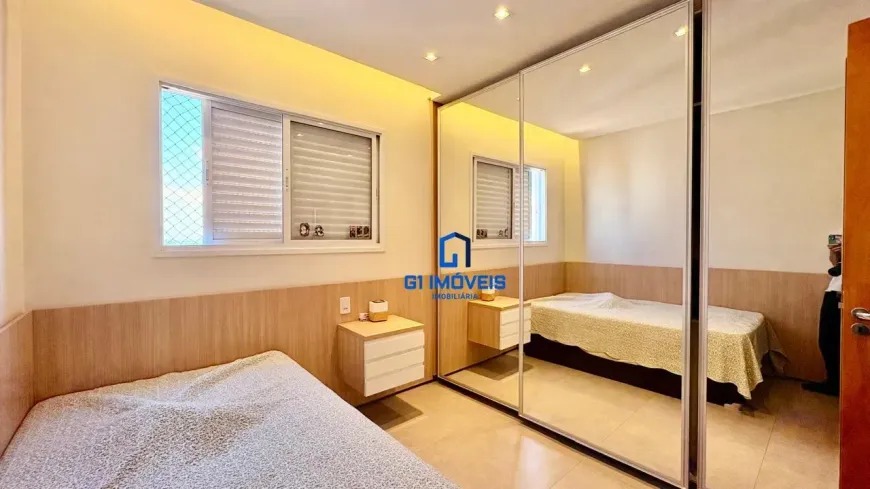 Quarto com amplo armário planejado de portas espelhadas e iluminação indireta no teto.