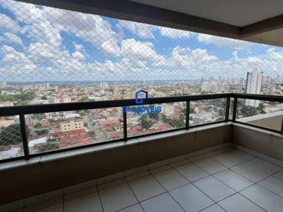 Sacada ampla com rede de proteção e vista panorâmica da cidade no Condomínio Paysage.