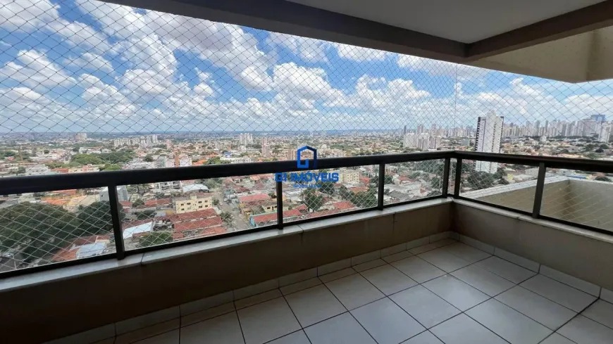 Sacada ampla com rede de proteção e vista panorâmica da cidade no Condomínio Paysage.