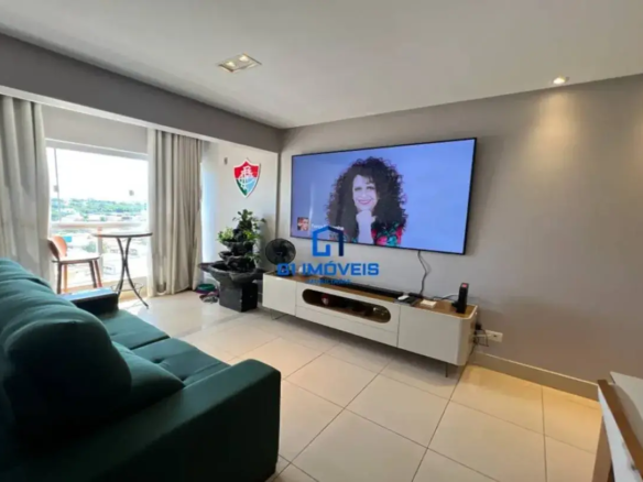 Sala de estar iluminada com sofá verde, TV e acesso à varanda no Residencial Modern Living.