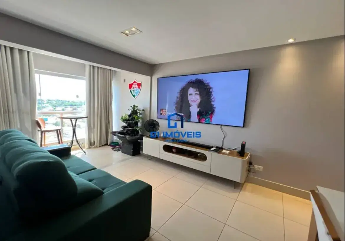 Sala de estar iluminada com sofá verde, TV e acesso à varanda no Residencial Modern Living.