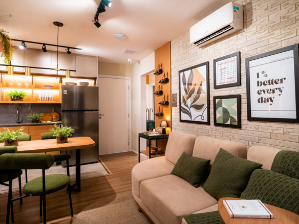 Sala de estar com sofá confortável, quadros decorativos e parede de tijolinhos brancos no Now 111.