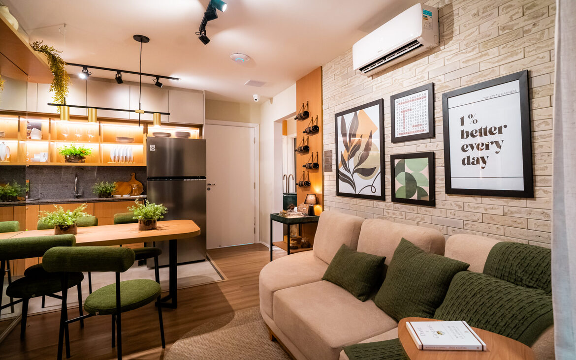 sala-decorada-quadros-now-111 Sala de estar com sofá confortável, quadros decorativos e parede de tijolinhos brancos no Now 111.