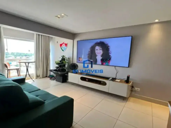 Sala de estar decorada do Residencial Modern Living com sofá verde, rack branco e acesso à varanda.