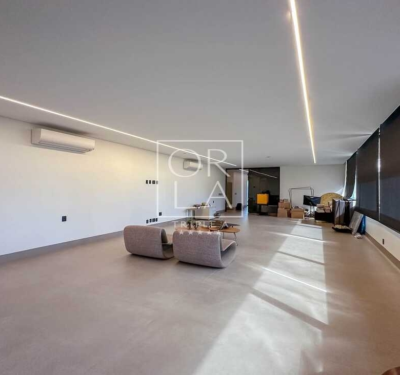 Sala de estar minimalista com mobiliário contemporâneo e luz natural.
