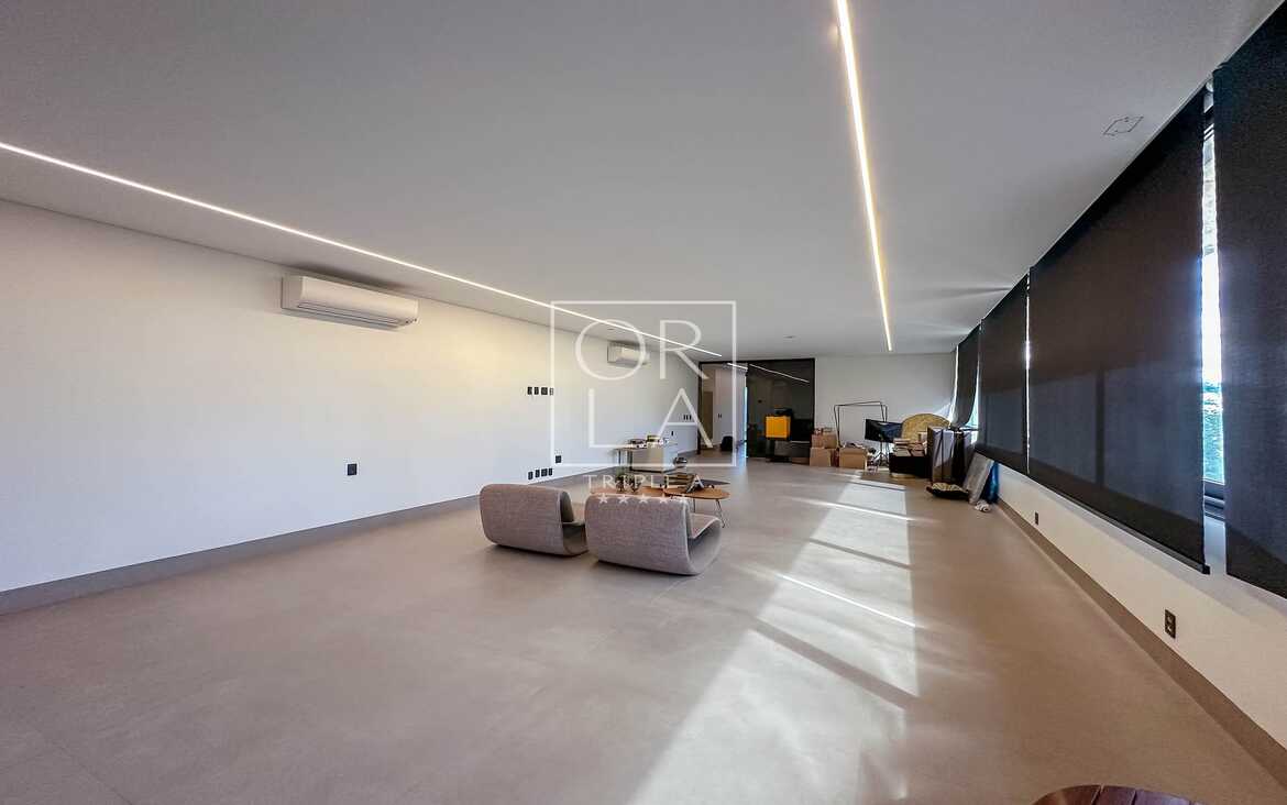 Sala de estar minimalista com mobiliário contemporâneo e luz natural.