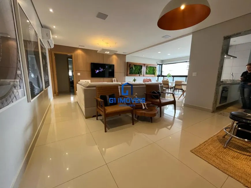 Visão geral da sala de estar decorada com poltronas de couro marrom.