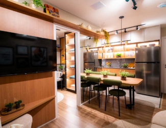 Visão da sala de estar, destacando a integração dos ambientes e marcenaria de qualidade.