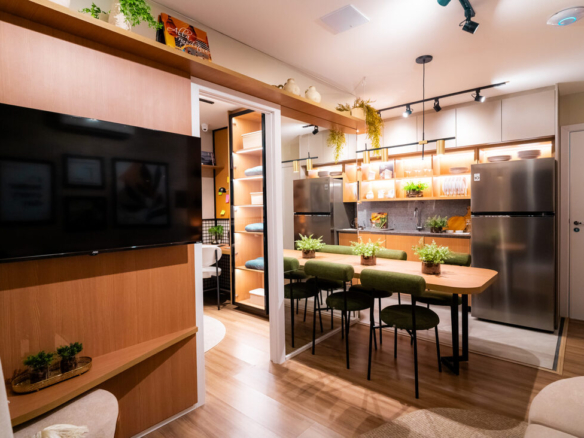 Visão da sala de estar, destacando a integração dos ambientes e marcenaria de qualidade.