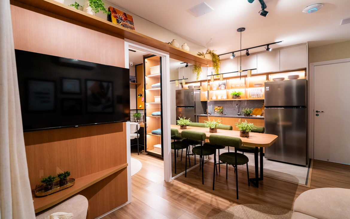 sala-integrada-cozinha Visão da sala de estar, destacando a integração dos ambientes e marcenaria de qualidade.