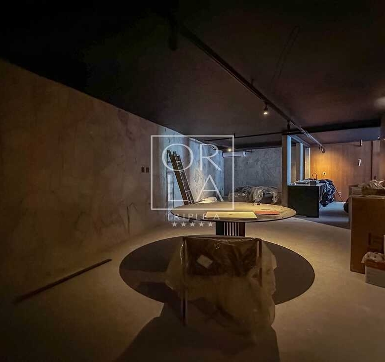 Sala de reuniões ou escritório com mesa redonda e design orgânico.